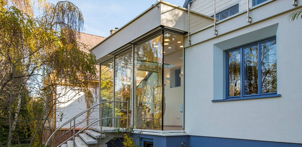 Moderner Wintergarten mit raumhoher Verglasung und Sonnenschutz 