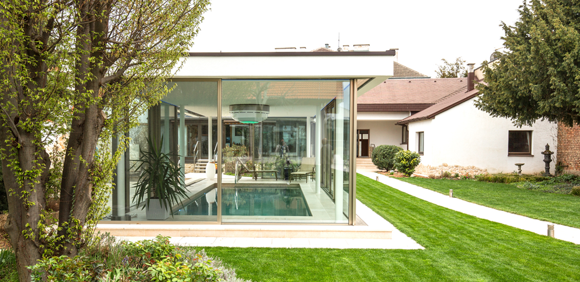 livingglas livingbox poolhaus pool modern freistehend schwimmhalle minimalwindow garten gestalltung trumau baden zillingdorf grndach aluminium