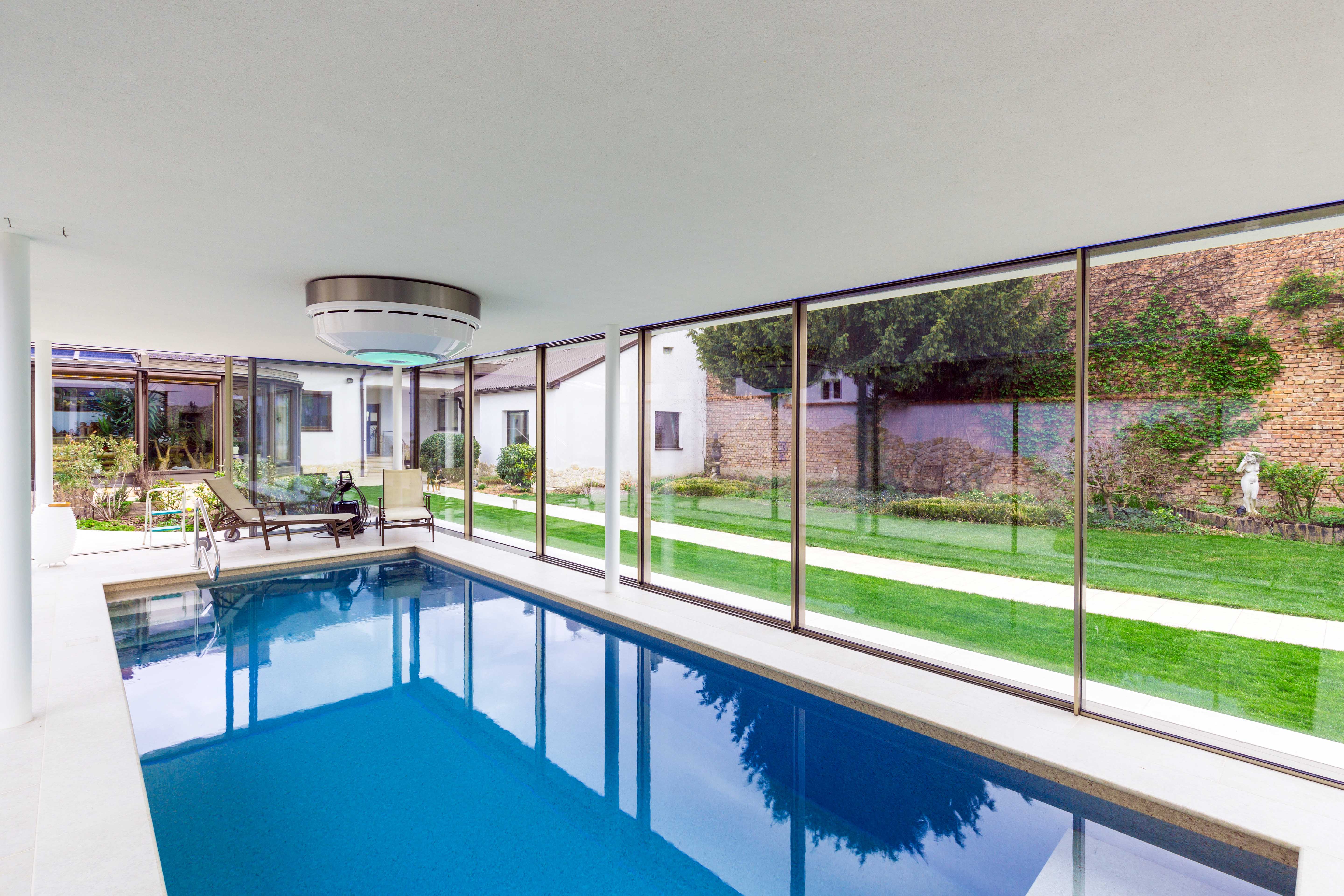 Indoor Pool von Livingglas mit Glasschiebetüren