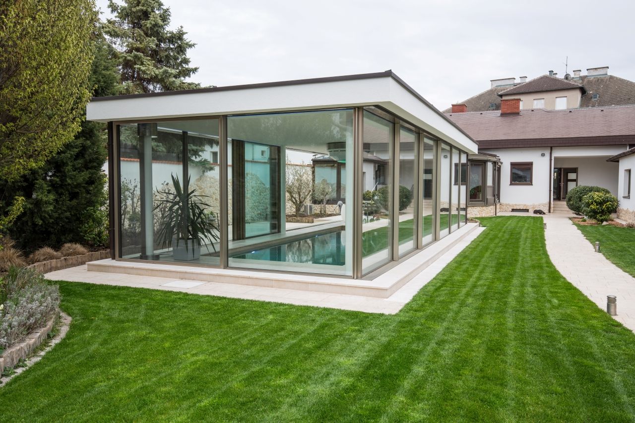 Livingbox Schwimmhalle Minimal Windows 