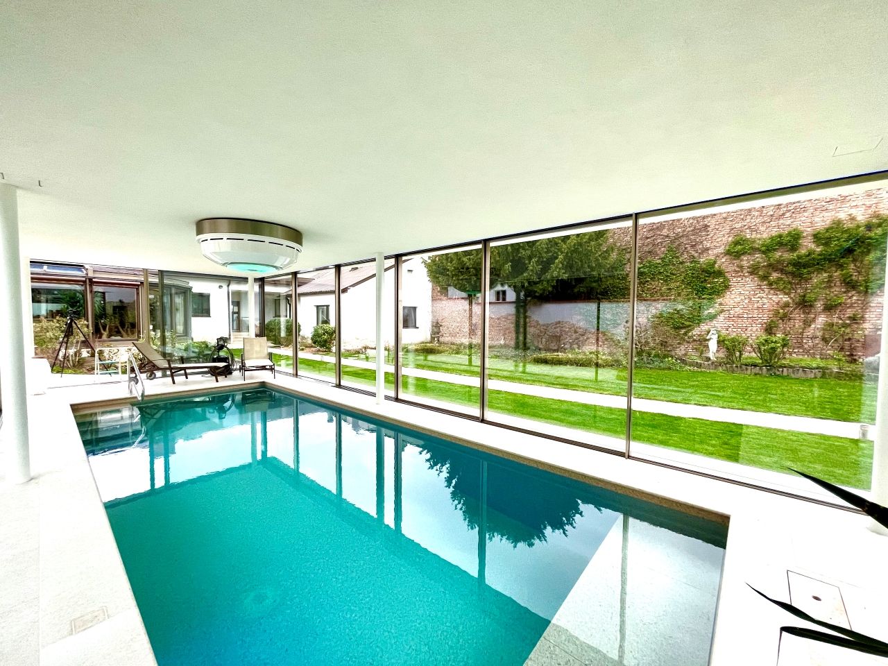 Livingbox Schwimmhalle Minimal Windows 