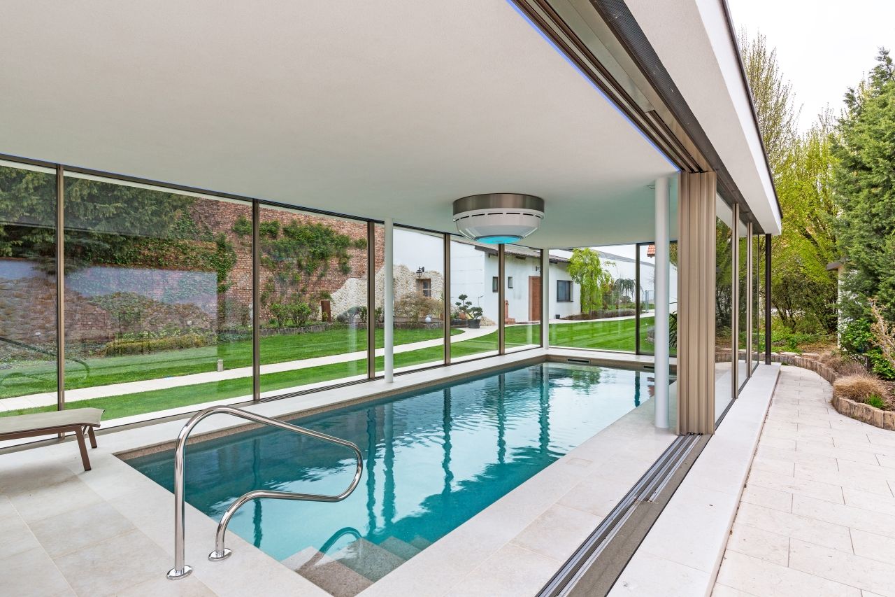 Livingbox Schwimmhalle Minimal Windows 